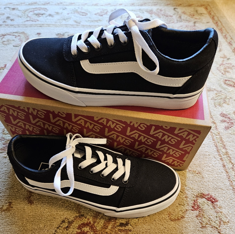 🌸NWOT Vans Ward Women's Shoes. Size: 7.5. Color: Black and White🔥